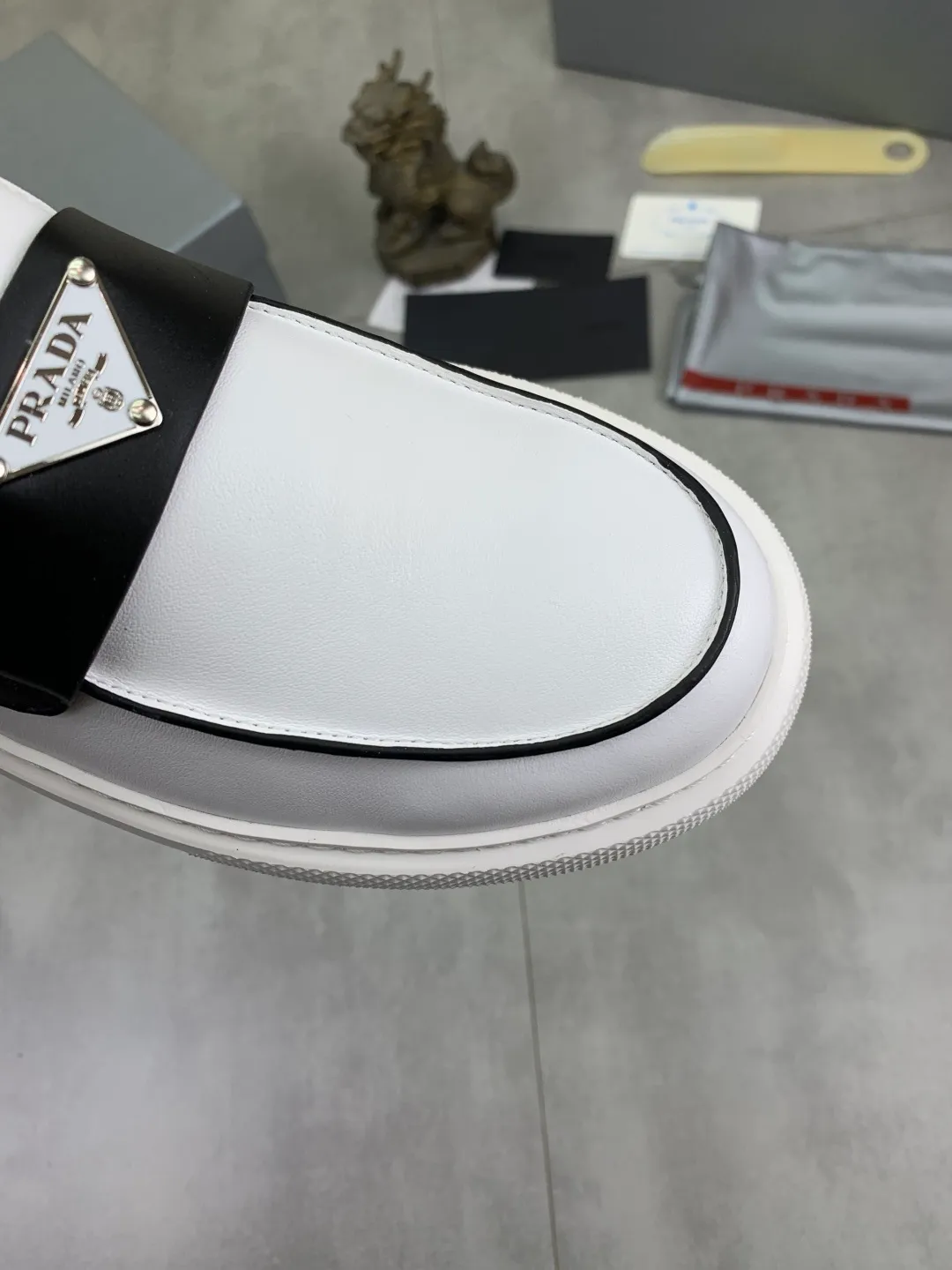 Men's Men's Shoes 💰P560 💰【New Style】 The latest model of high-quality PRADA classic men's shoes has been launched on the official website in 1:1 copy, synchronized in Hong Kong and on the same catwalk; all made of calfskin➕imported cowhide lining, 🍡🍡original rubber outsole, non-slip and wear-resistant; comfortable on the feet, attractive style, fine workmanship, and simple and neat shoe lasts, showing the courage and toughness of men, 👍sizes 38 to 44 (45 can be customized) black and white Blue color🉑️choose